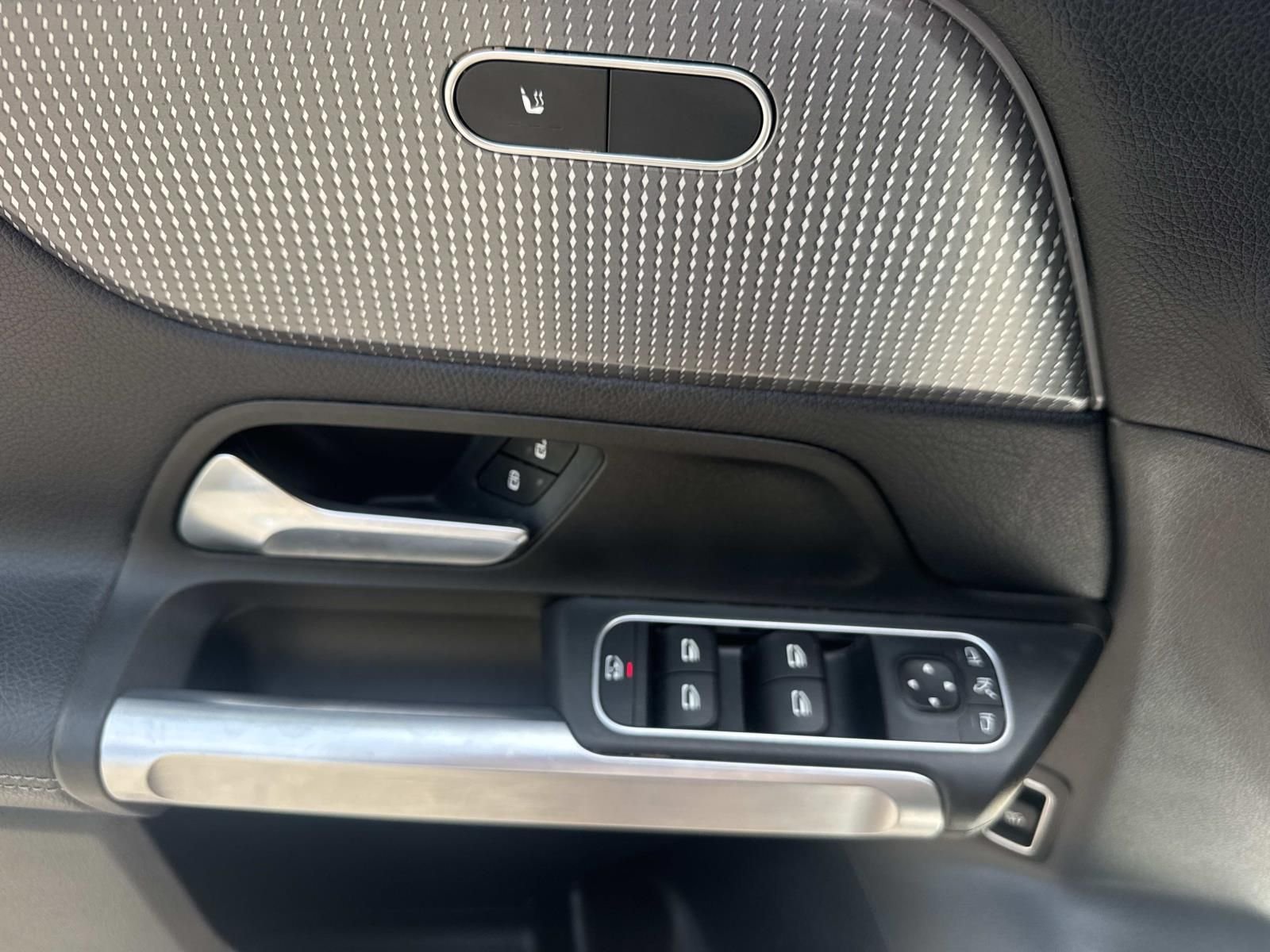 Used 2022  Mercedes-Benz GLB 250 image 21
