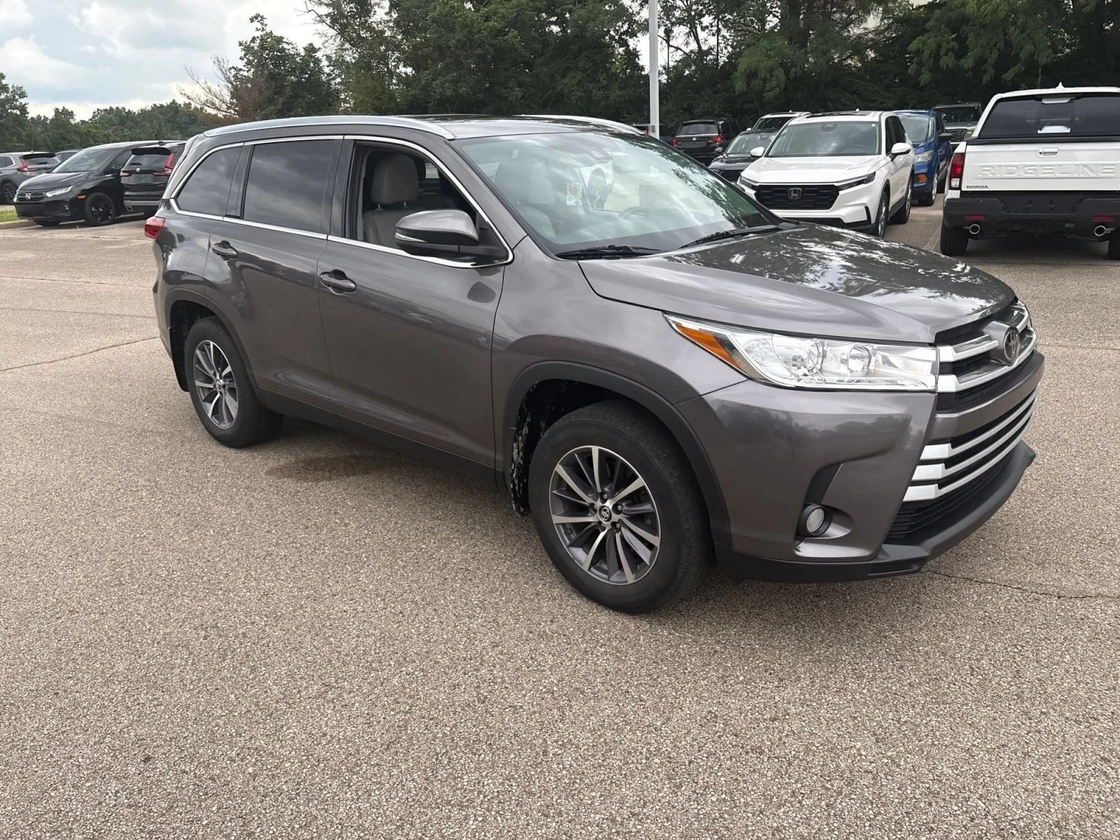 Used 2019 Predawn Gray Mica Toyota XLE image 17