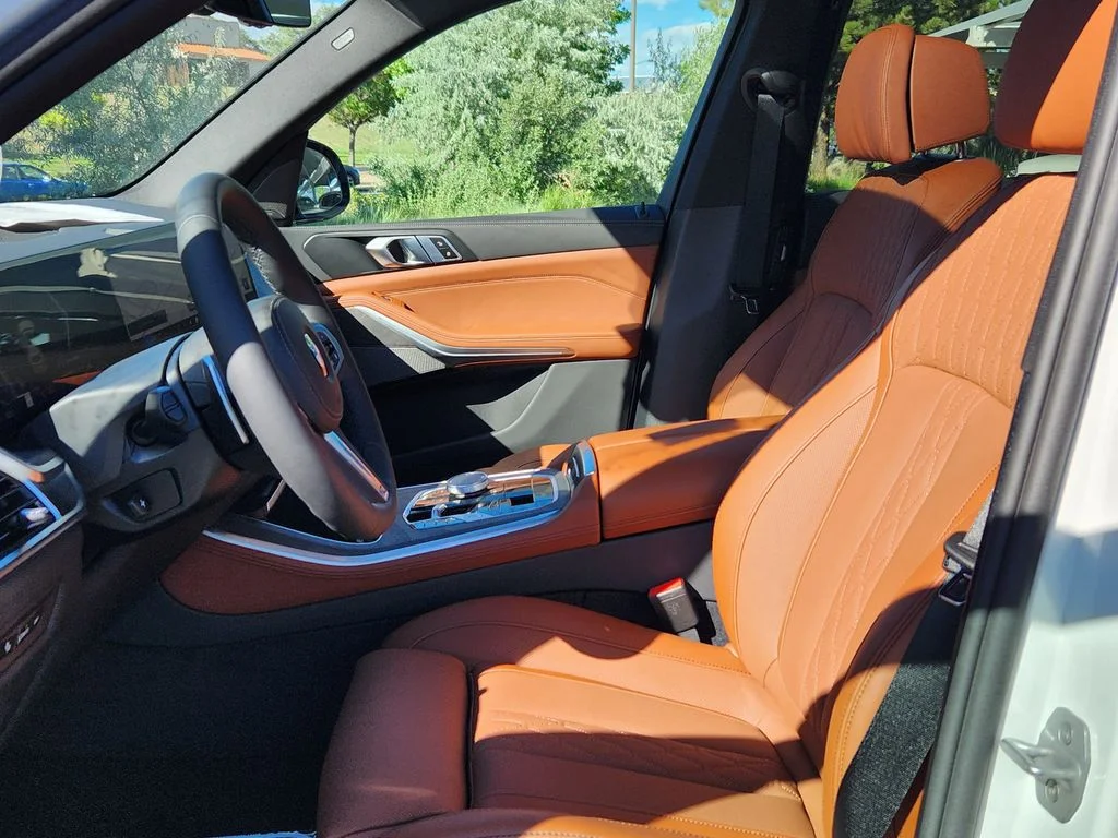 New 2026 Mineral White Metallic BMW xDrive40i image 9