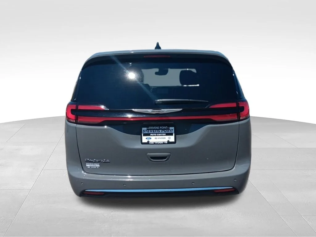 Used 2025 Ceramic Gray Clearcoat Chrysler Select image 5