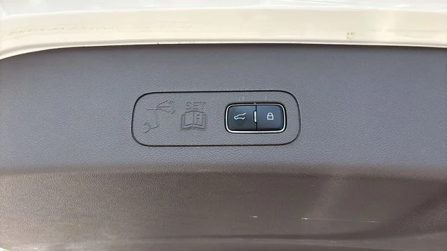 Used 2023 White Lincoln Reserve image 36