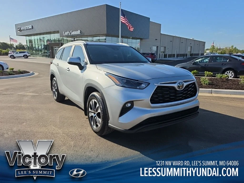 Used 2025 Toyota Highlander XLE with VIN 5TDKDRBH2SS588133 for sale in Kansas City