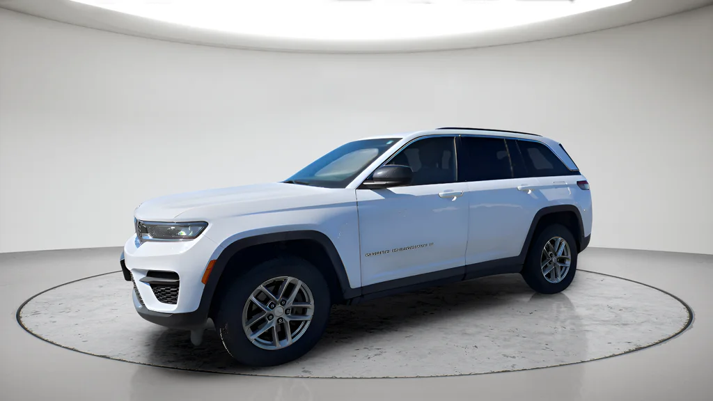 Used 2024 White Jeep Laredo X image 7