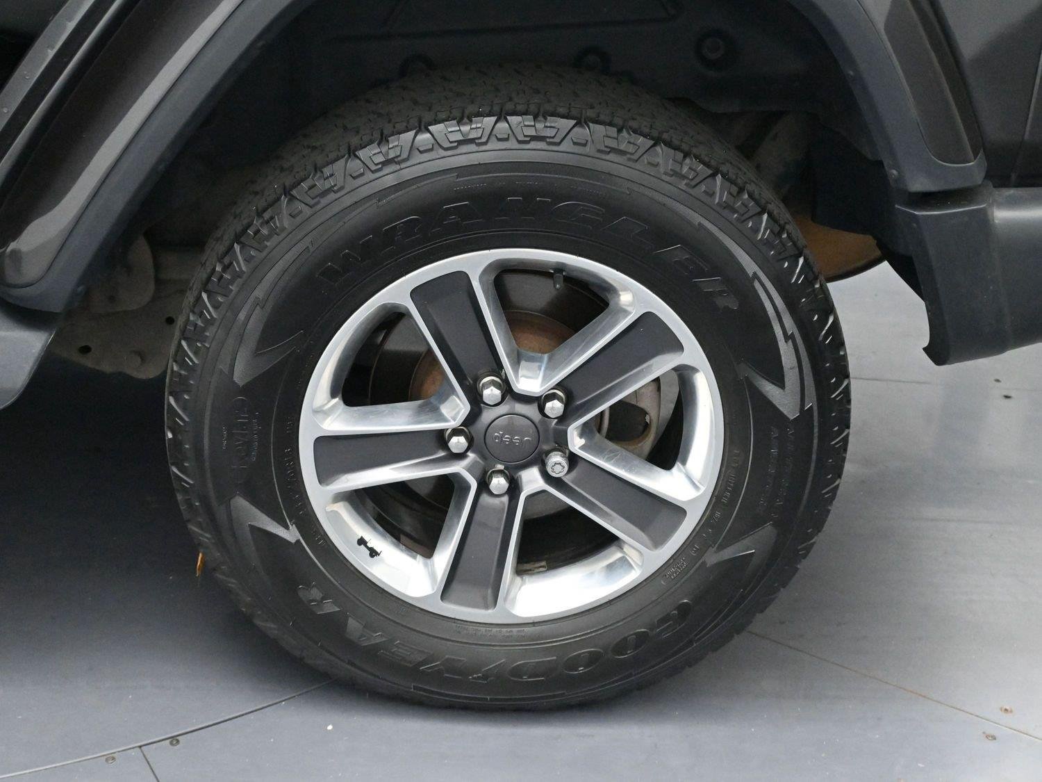 Used 2018 Granite Crystal Metallic Clearcoat Jeep Sahara image 32