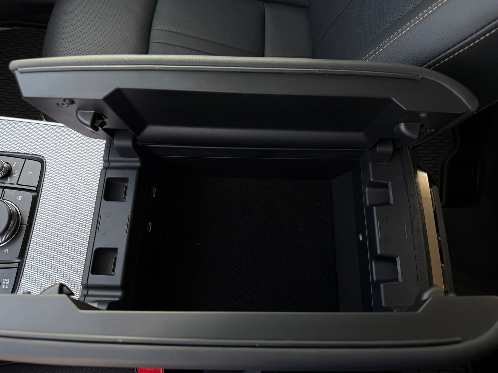 Used 2026 Platinum Quartz Mazda Premium image 19