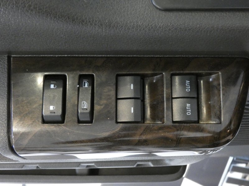 Used 2013 INGOT SILVER META Ford Crew Cab Platinum SRW image 22