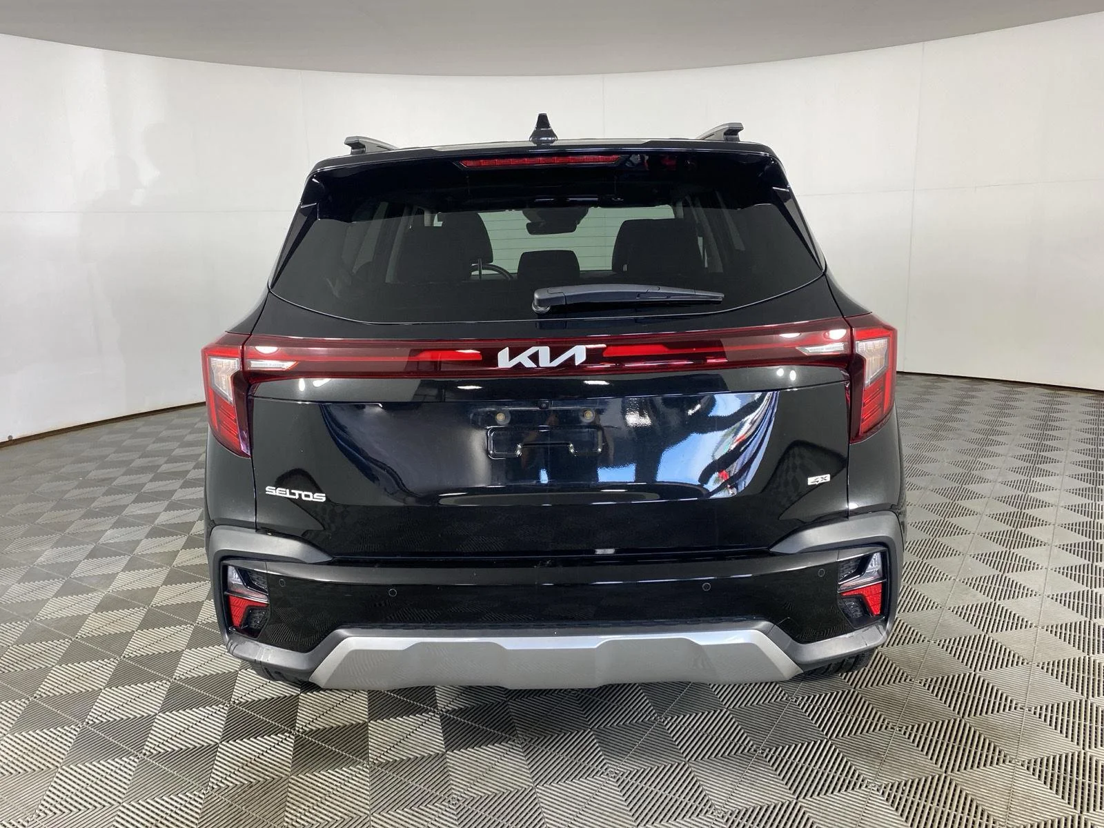 Used 2025 Fusion Black Kia SX image 9