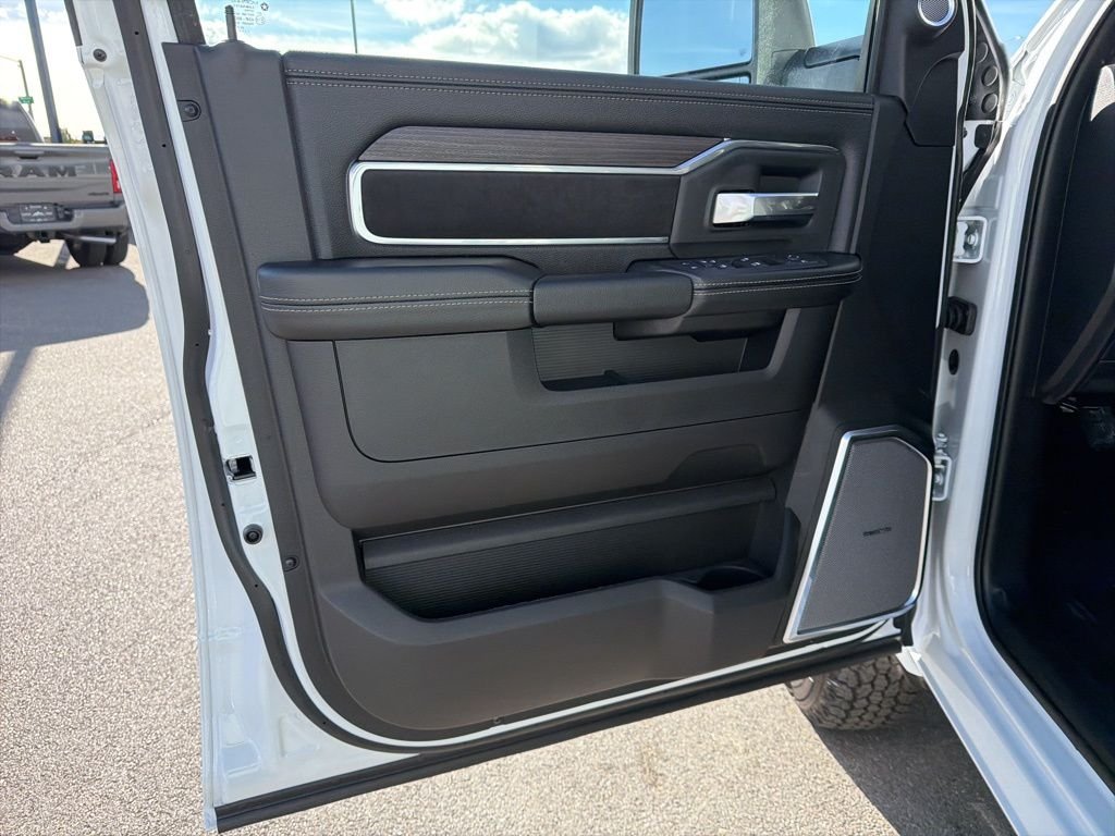 2026 RAM 3500 Chassis Big Horn - Photo 13