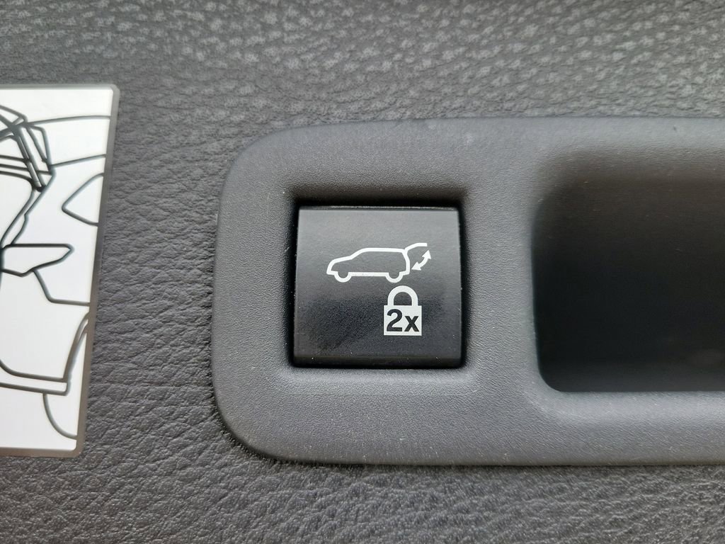 Used 2023  Toyota XLE image 9