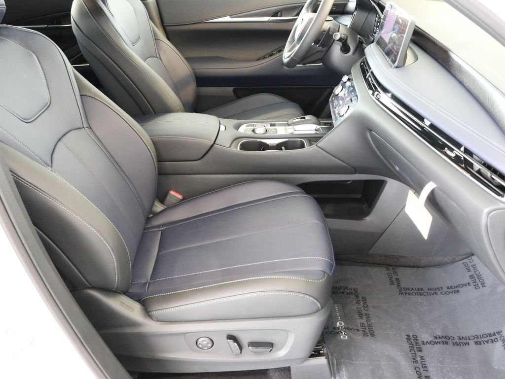 New 2026 2T RAD WHT INFINITI Sport AWD image 45
