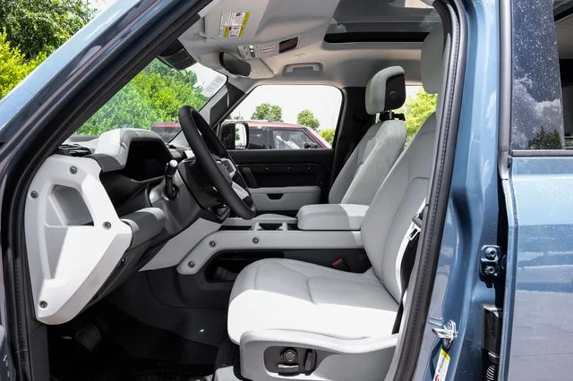 New 2026 Tasman Blue Land Rover X-Dynamic SE image 4