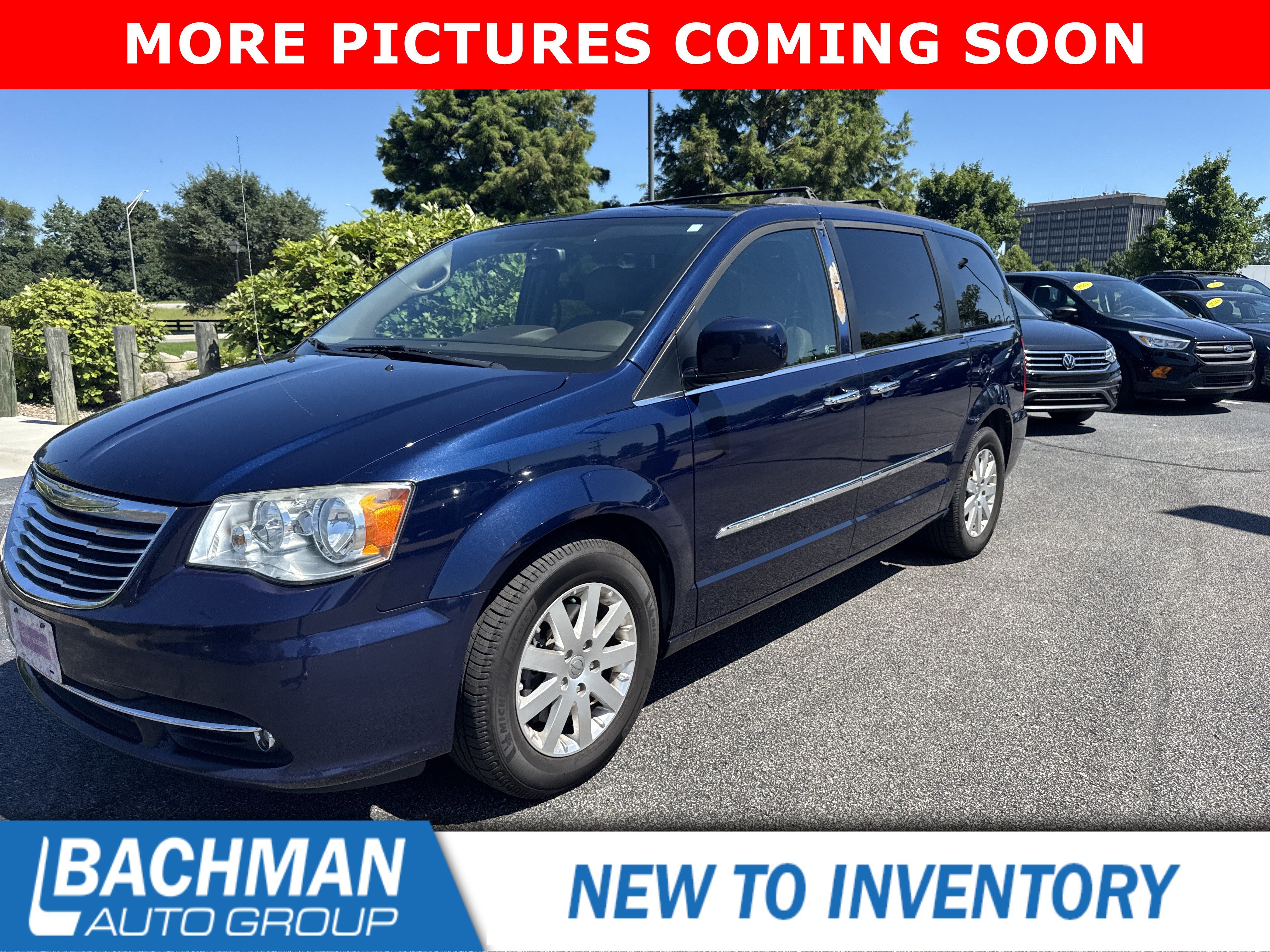 Used 2015 True Blue Pearlcoat Chrysler Touring image 10