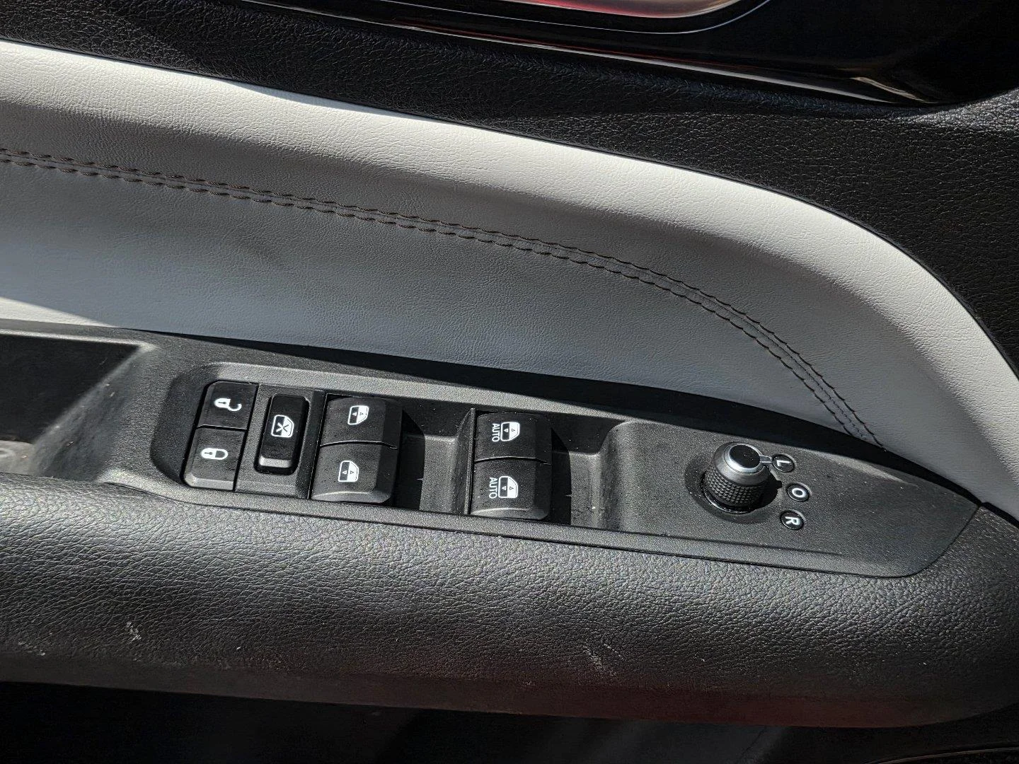 Used 2025 Velvet Red Pearlcoat Jeep Altitude X image 24