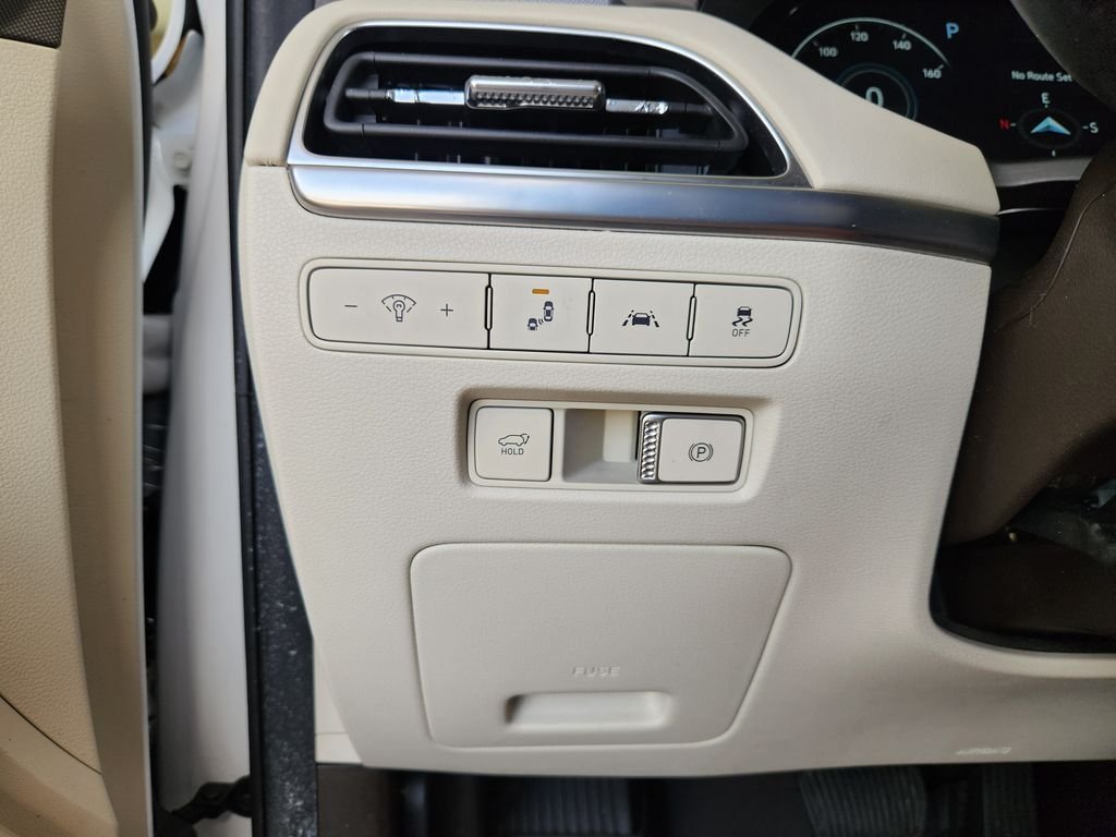 Used 2021 Hyper White Hyundai Calligraphy image 23