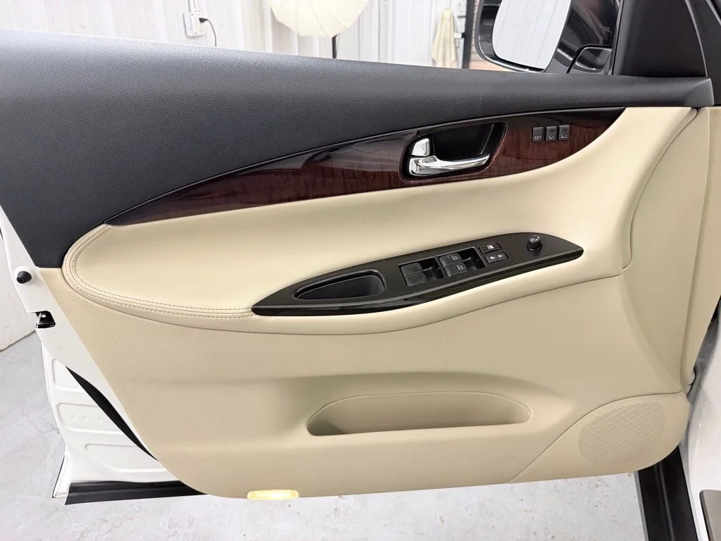 Used 2017 White INFINITI Base image 12