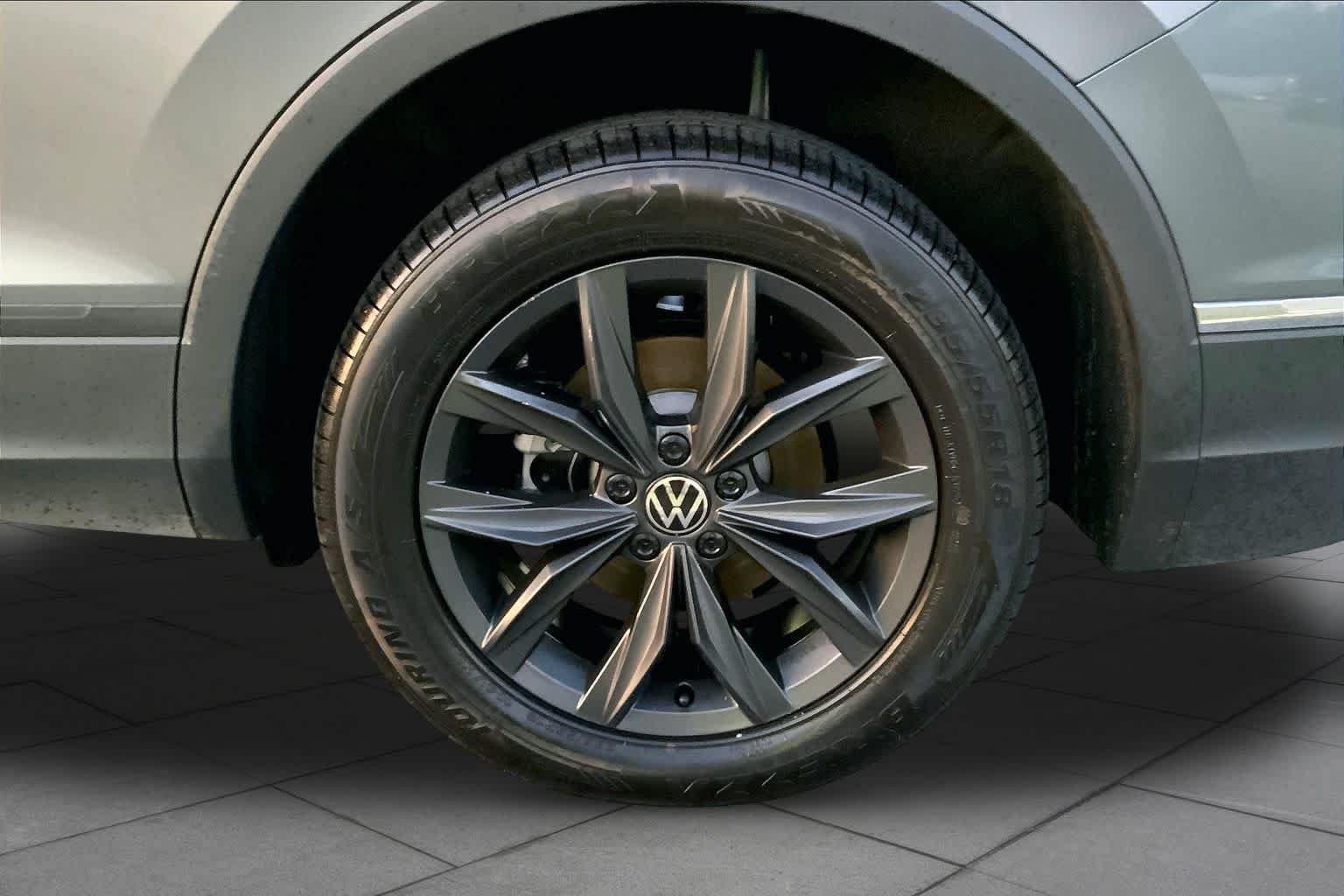 Used 2024 Platinum Gray Metallic Volkswagen SE image 11