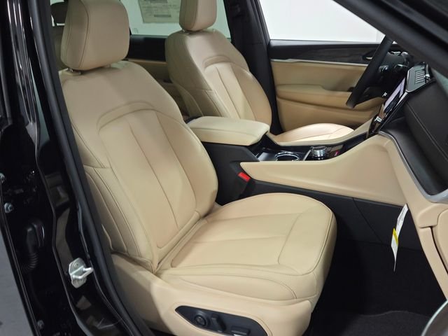 New 2026 Diamond Black Crystal Pearl-Coat Exterior Paint Jeep Limited image 17