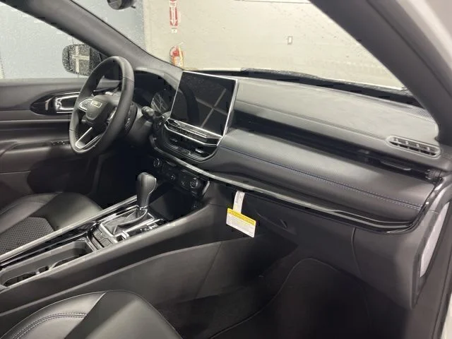 New 2026 Bright White Clear-Coat Exterior Paint Jeep Latitude image 20