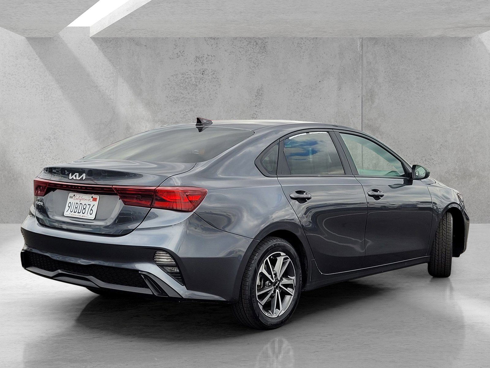Used 2022 Gray Kia LXS image 4