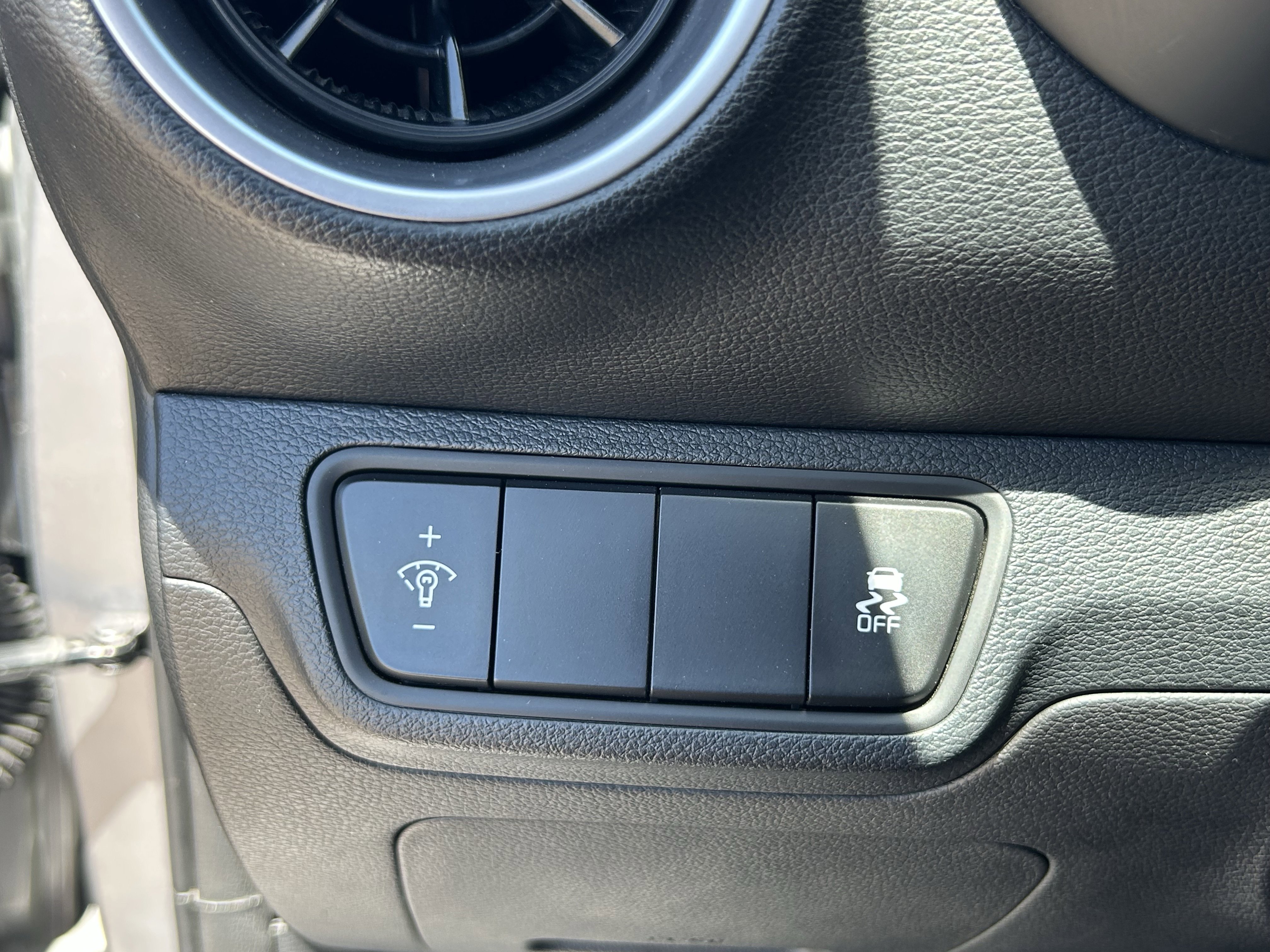 2024 Kia Forte LXS - Photo 30
