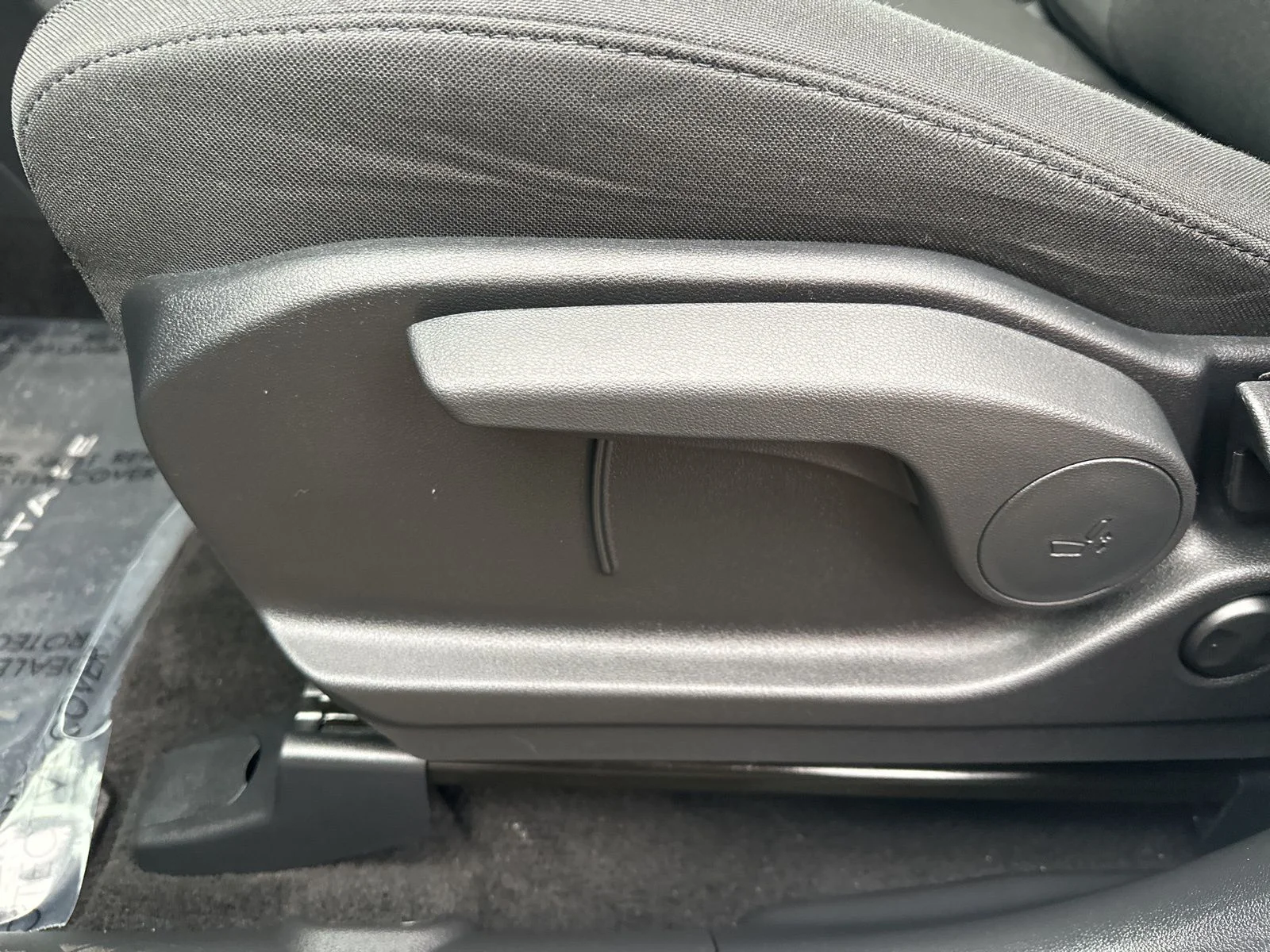 Used 2025 White Hyundai SE image 13