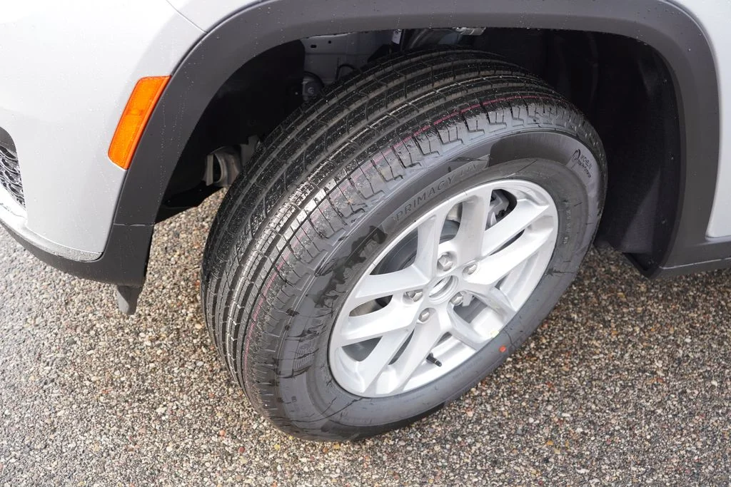 New 2026 Silver Zynith Exterior Paint Jeep Laredo image 9