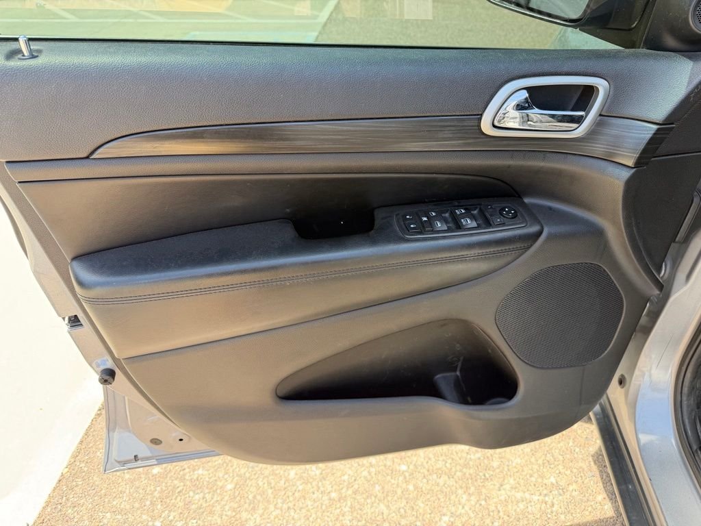 Used 2019 Silver Jeep Laredo E image 16