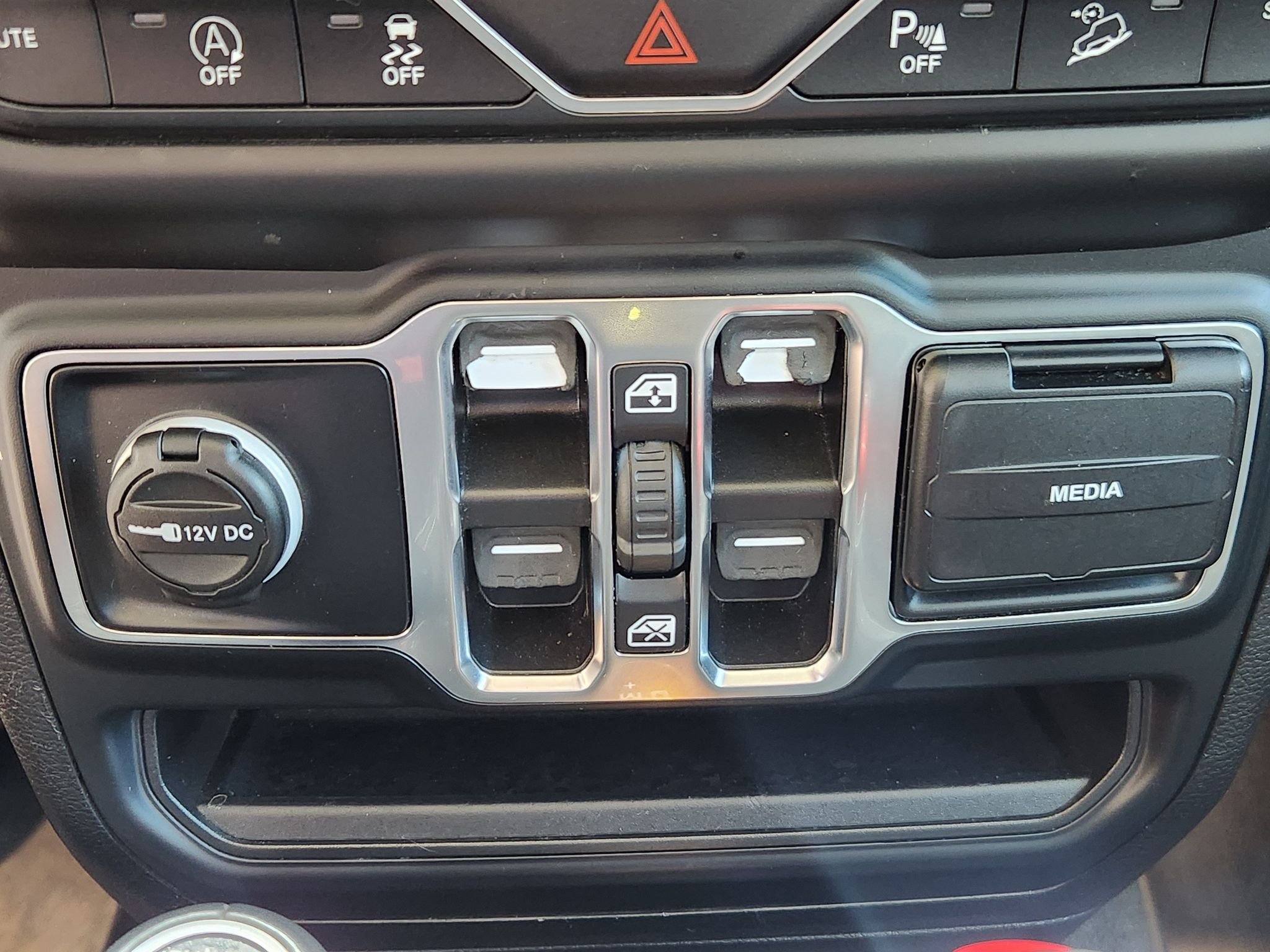 Used 2018 Billet Silver Metallic Clearcoat Jeep Sahara image 19