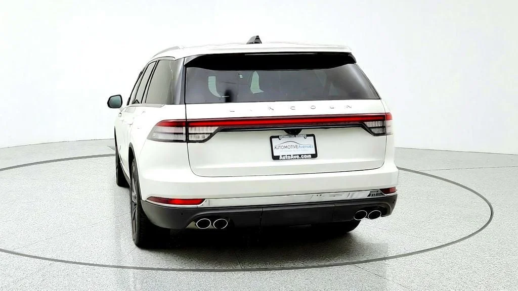Used 2026 Pristine White Metallic Tri-Coat Lincoln Reserve AWD image 6