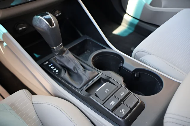 Used 2020 Silver Hyundai SE image 22