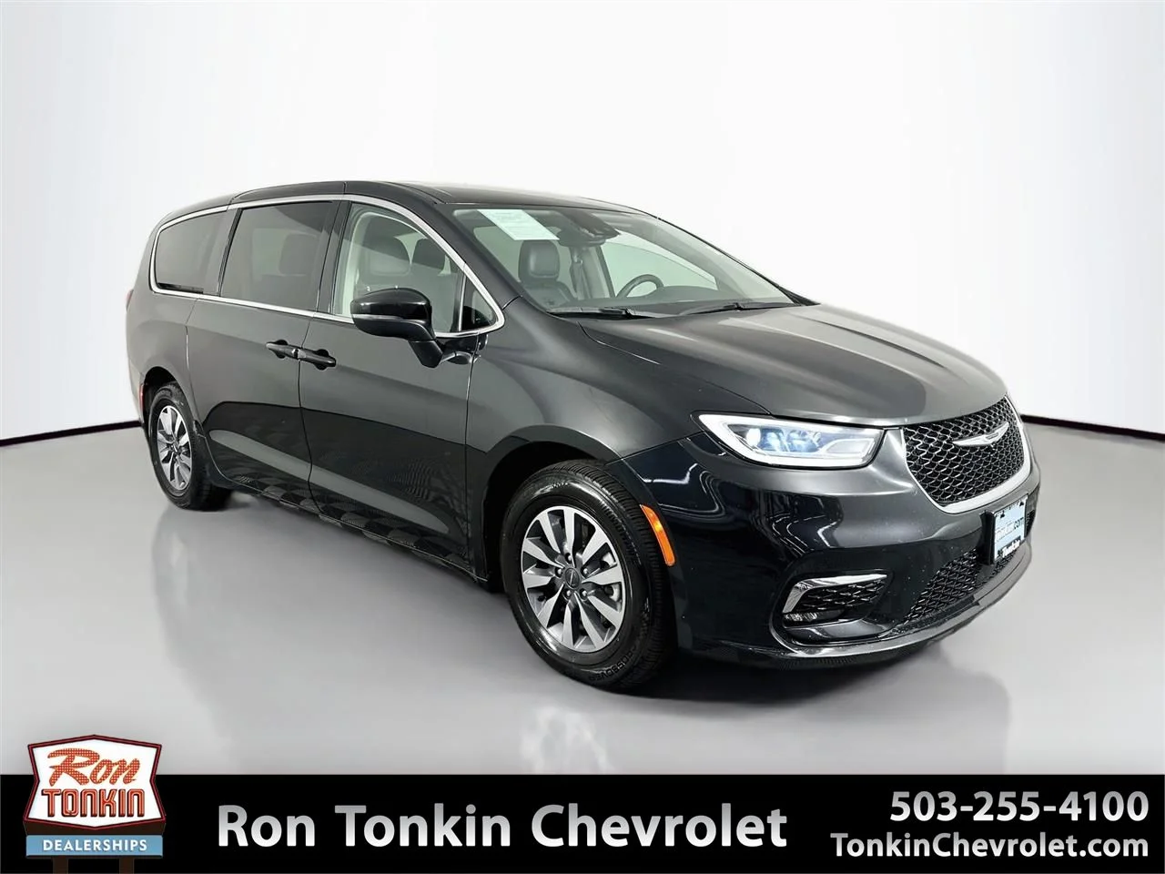 Used 2023 Brilliant Black Crystal Pearlcoat Chrysler Touring L image 1