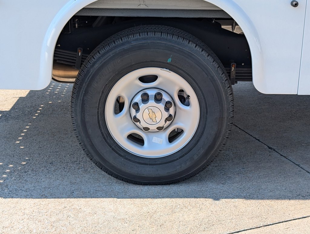 New 2026 Summit White Chevrolet 1WT image 3