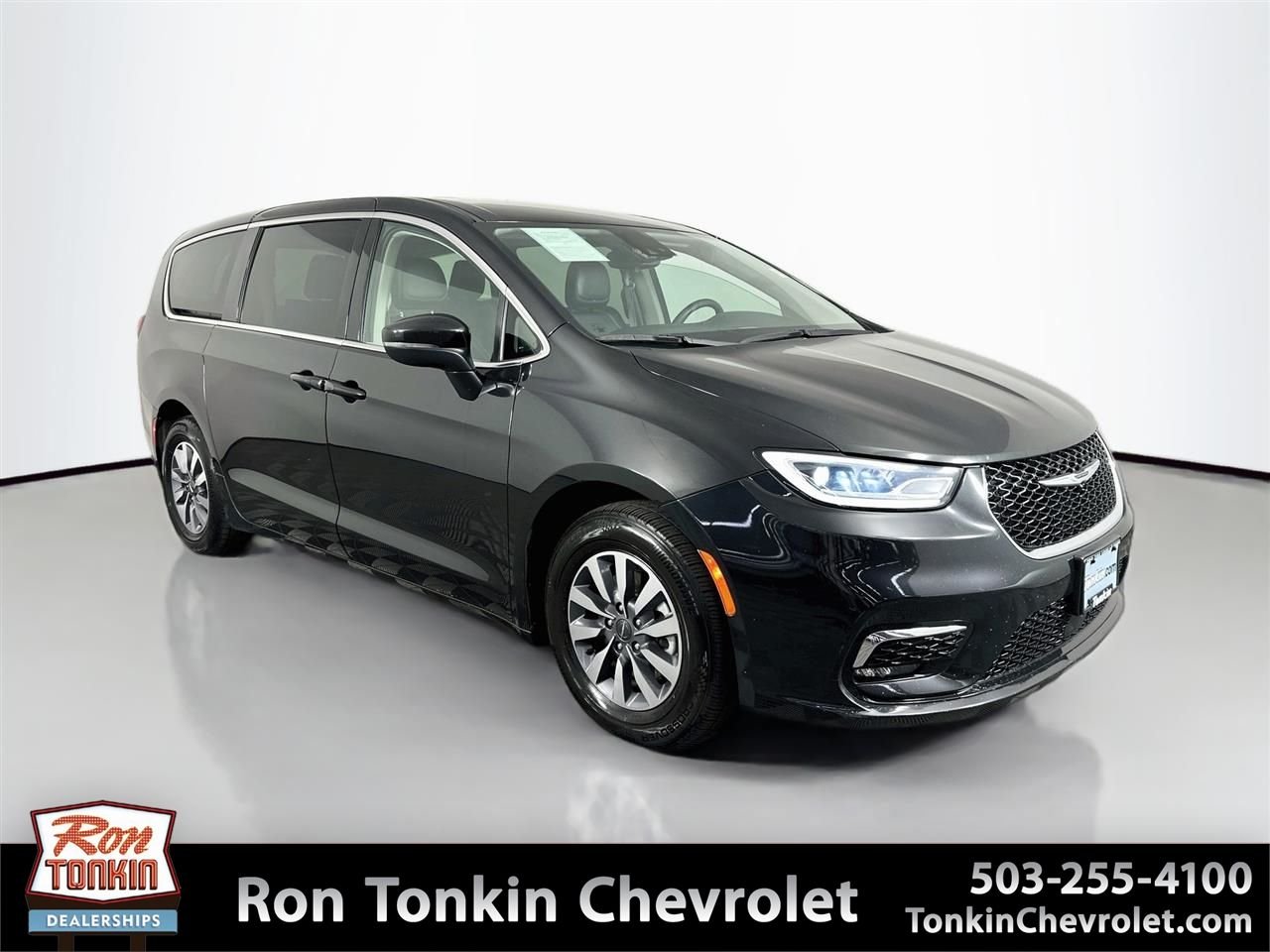 Used 2023 Brilliant Black Crystal Pearlcoat Chrysler Touring L image 1