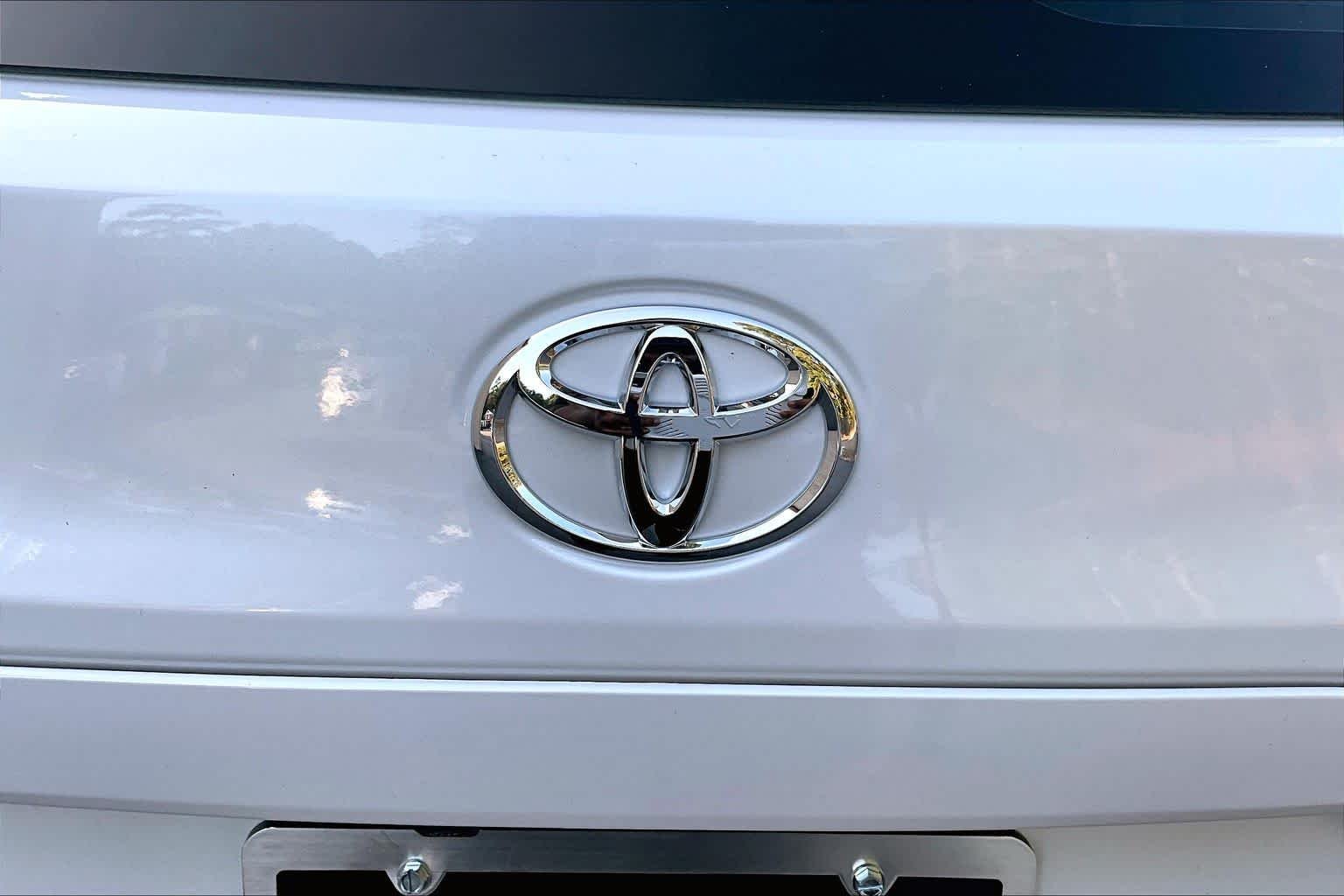 Certified Used 2026 Wind Chill Pearl Toyota L image 31