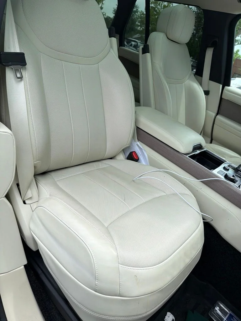 Used 2023 White Land Rover SE image 3