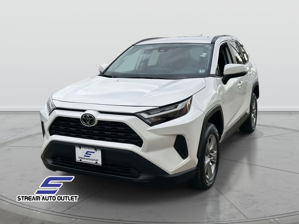 2024 Toyota RAV4 XLE photo 3