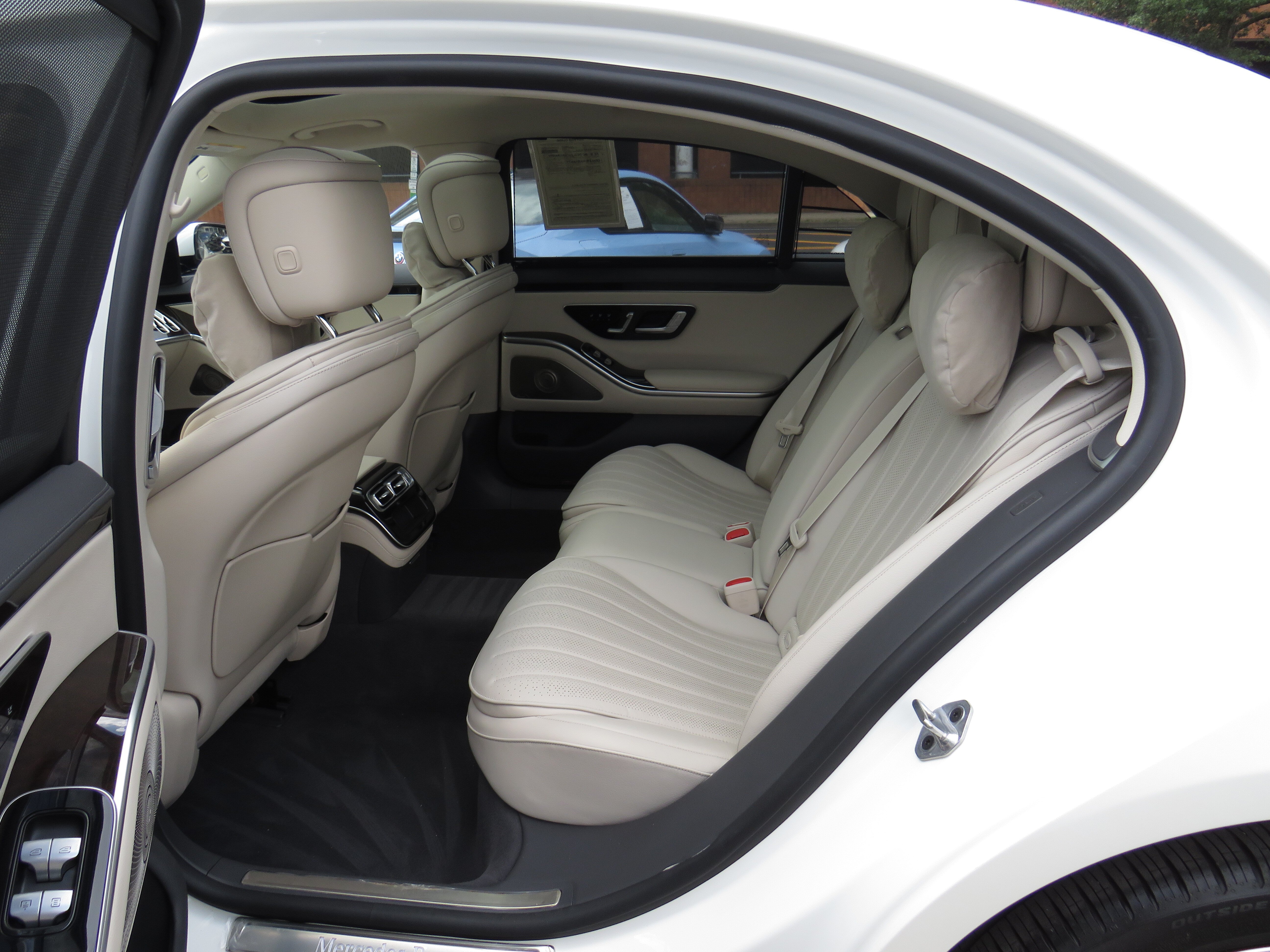 Certified Used 2023 MANUFAKTUR Diamond White Metallic Mercedes-Benz S 500 4MATIC® image 21