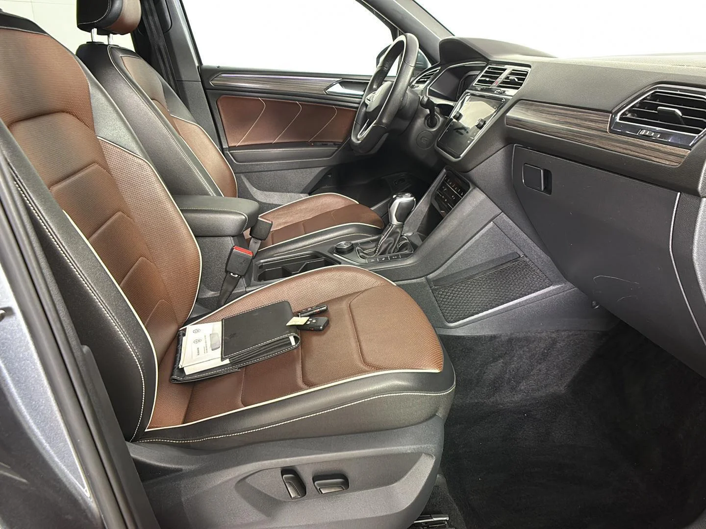 Used 2022 Platinum Gray Metallic Volkswagen SEL R-Line image 10
