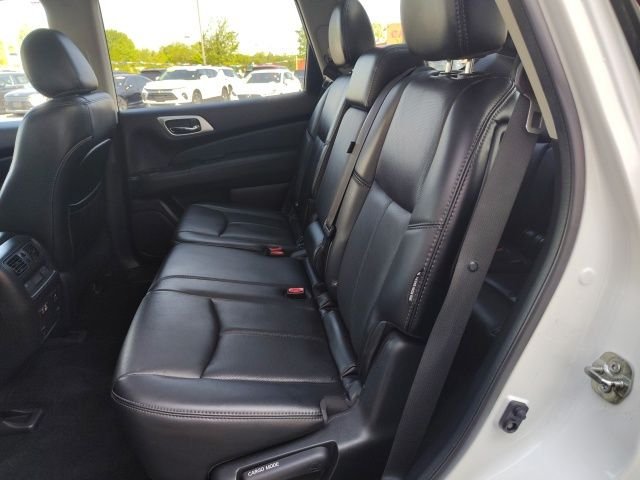 Used 2020 White Nissan Platinum image 25