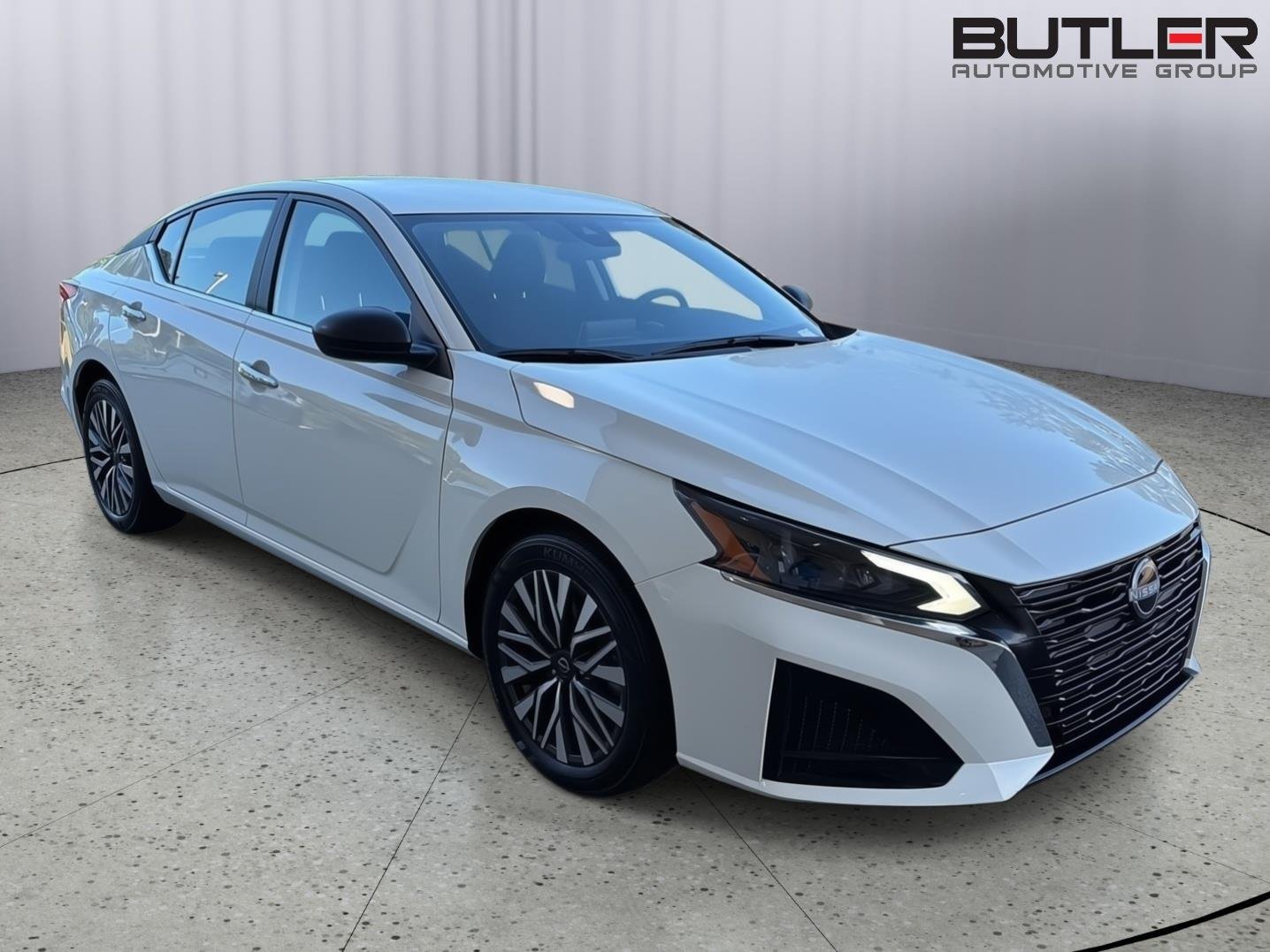 Used 2025 Glacier White Nissan SV image 8