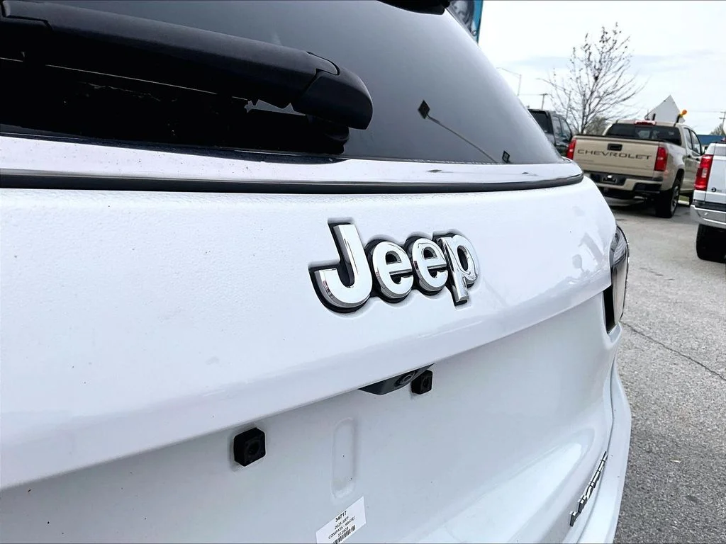 Used 2025 White Jeep Limited image 9