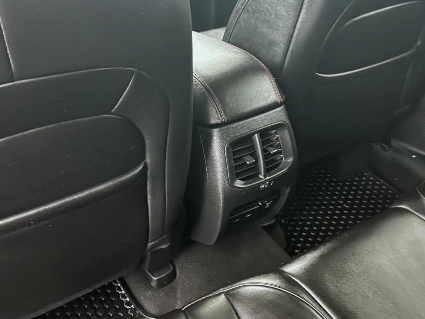Used 2019 Silver Jeep Trailhawk image 21