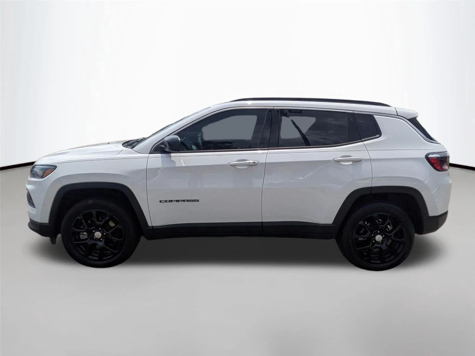 Used 2023 Bright White Clearcoat Jeep Latitude Lux image 8
