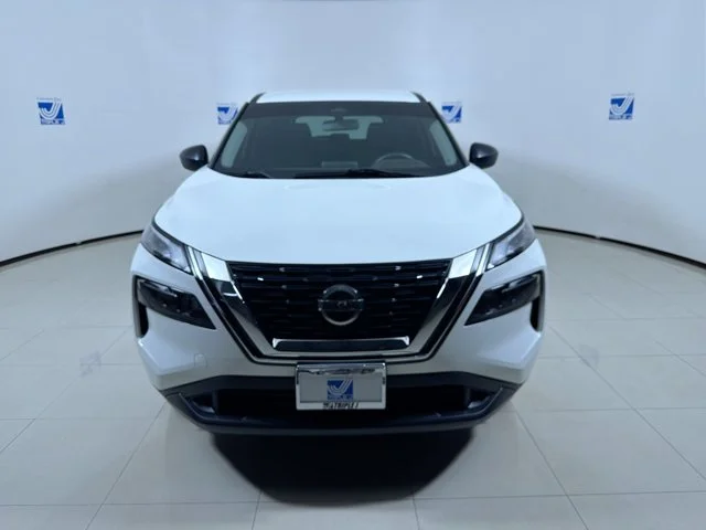 Used 2021 White Nissan S image 16