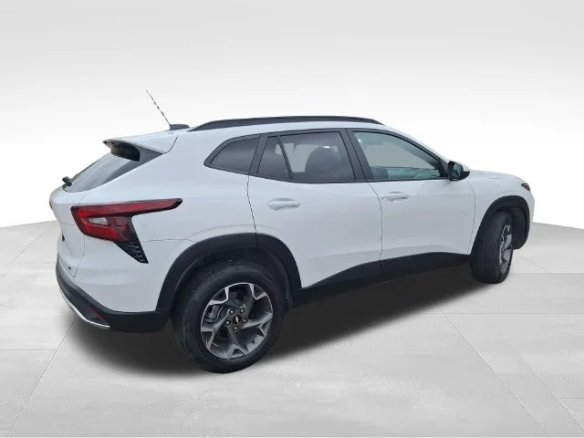 Used 2025 White Chevrolet LT image 7
