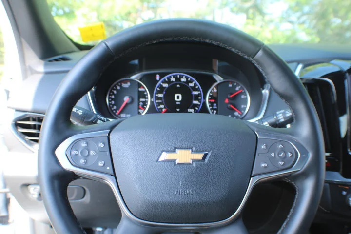 Used 2023 Iridescent Pearl Tricoat Chevrolet Premier image 9