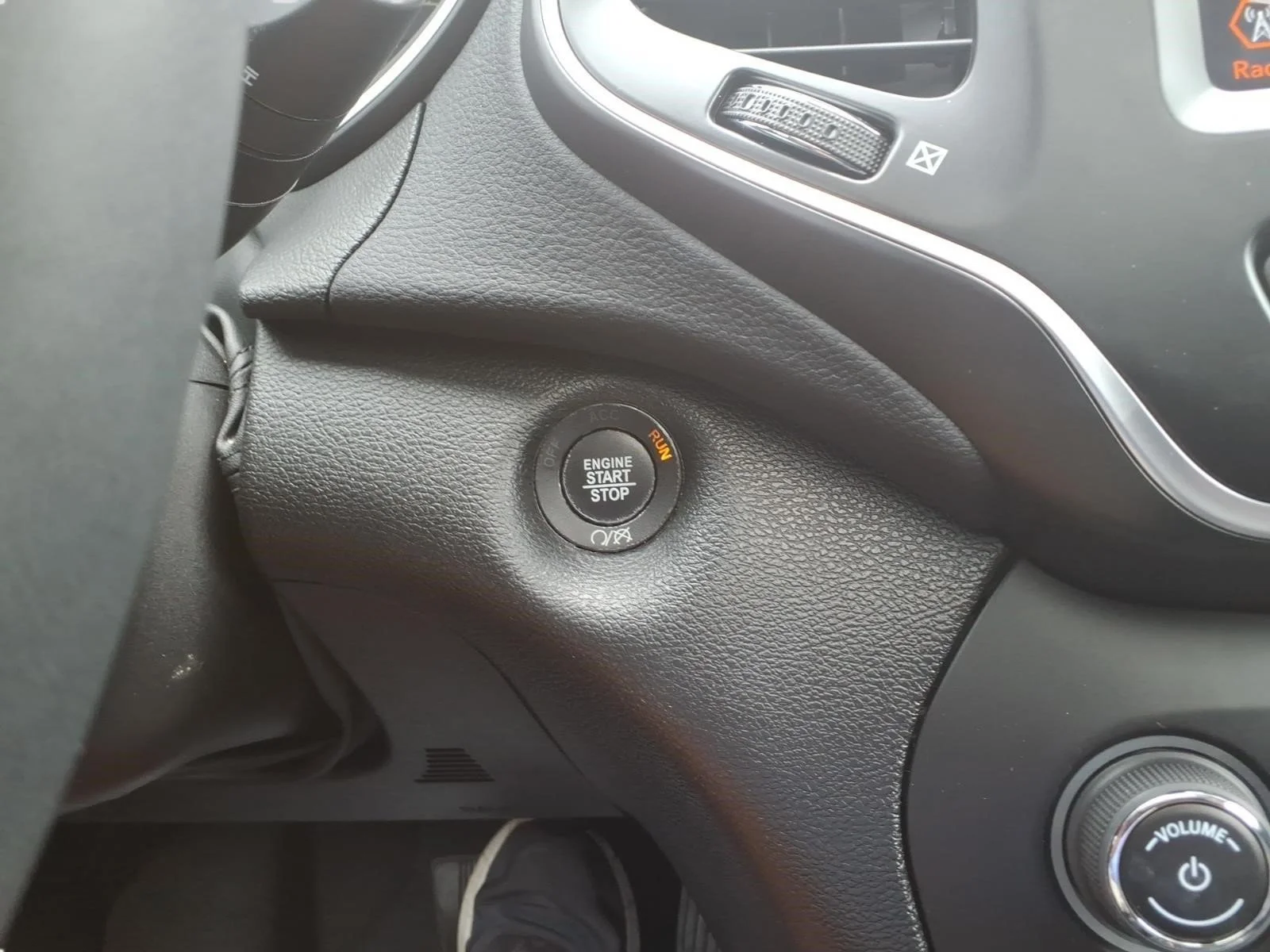 Used 2022 Diamond Black Crystal Pearlcoat Jeep Latitude Lux image 22