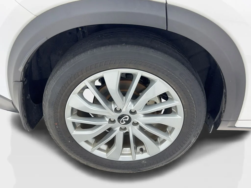 Used 2023 White INFINITI LUXE image 14