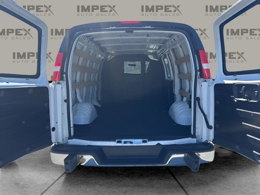 Used 2023 White GMC Work Van image 22