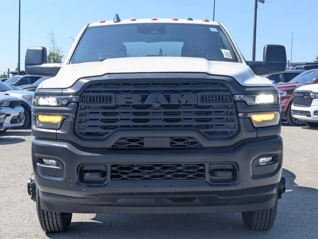 New 2026 White RAM Tradesman - - 4x4 - 6.4L HEMI V8 - Uconnect 5 w/ 8.4 Screen - Apple CarPlay & More! image 3